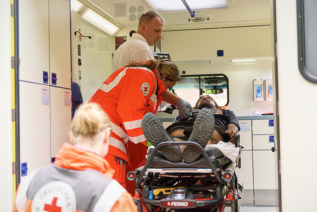 Erste Hilfe Situation. Abtransport mit dem Rettungswagen durch den Rettungsdienst.