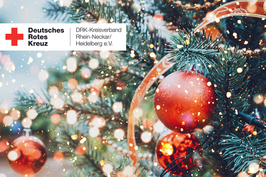 Ausschnitt eines Tannenbaums, der mit roten Kugeln geschmückt ist