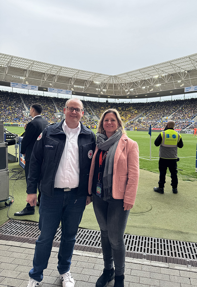 DRK-Kreisgeschäftsführerin Caroline Falk und Patrick Bräunling im Stadion