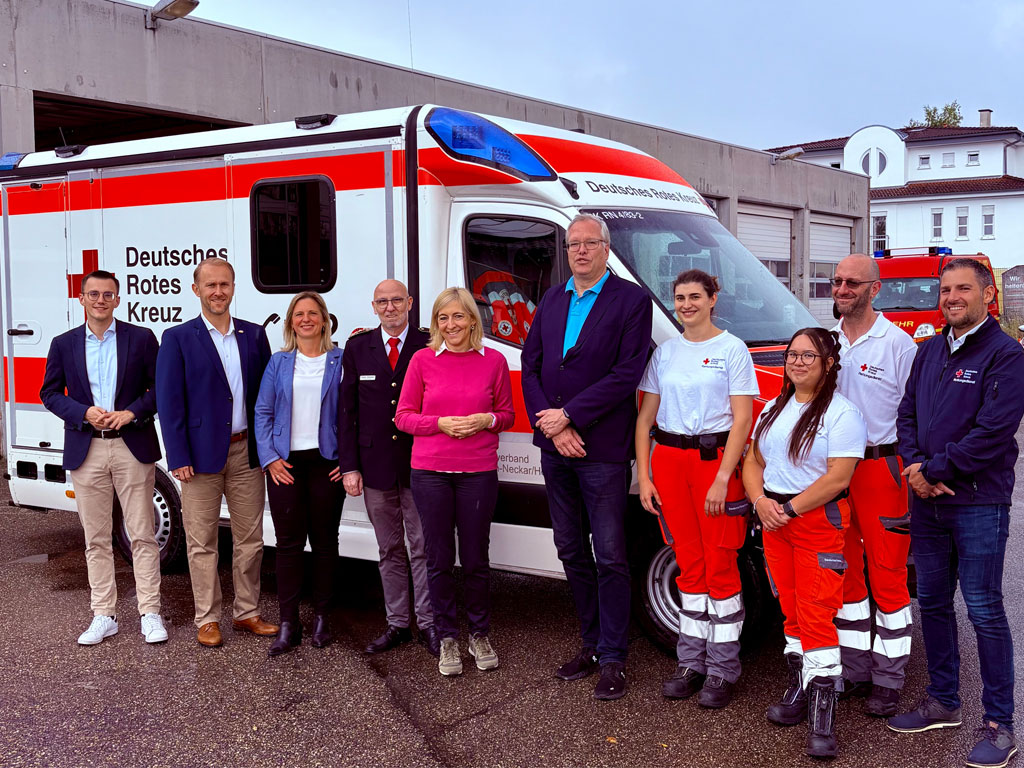 Gruppenbild mit der Bundesministerin Nina Warken, Marco Siesing, Oberbürgermeister Sinsheims,  DRK-Präsident Jürgen Wiesbeck, Caroline Falk, DRK Kreisgeschäfstführerin, Albrecht Schütte MdL und DRK-Mitarbeiter-Innen