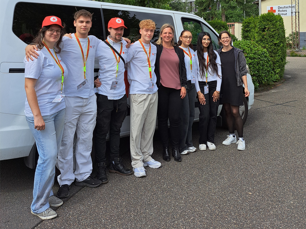 Gruppenbild mit der Kreisgeschäftsführerin Caroline Falk, Elke König, drei DRK-Mitarbeiterinnen und drei DRK-Mitarbeitern, die für die Mitgliederwerbung unterwegs sind.