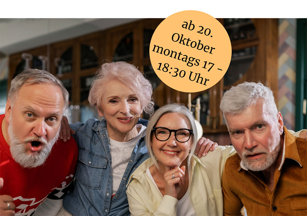 Gut gelaunt: Zwei Seniorinnen und zwei Senioren; darüber der Hinweis zum Theaterprojekt, das ab 20. Oktober immer montags von 17 bis 18:30 Uhr stattfindet