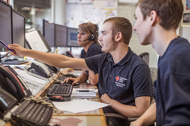 Drei Mitarbeiter am Computer