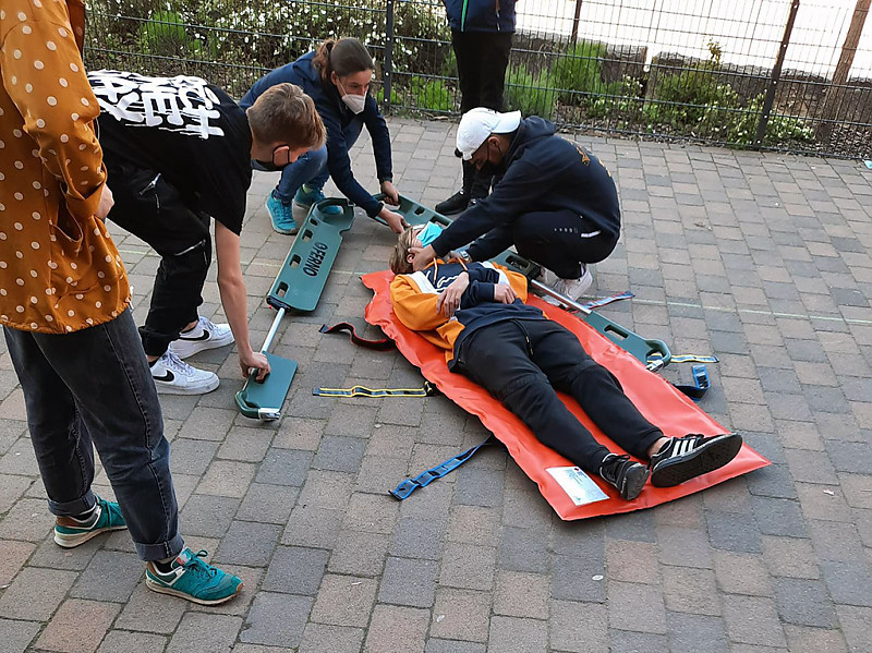 Jugendliche üben die Erstversorgung eines Verletzten