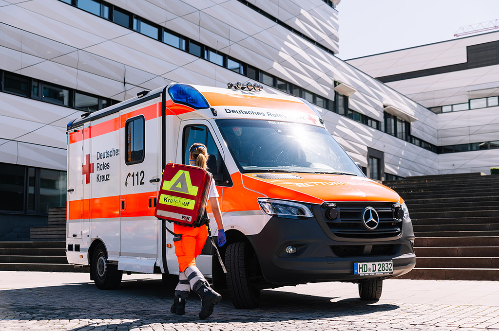 Sanitäterin läuft zum Rettungswagen