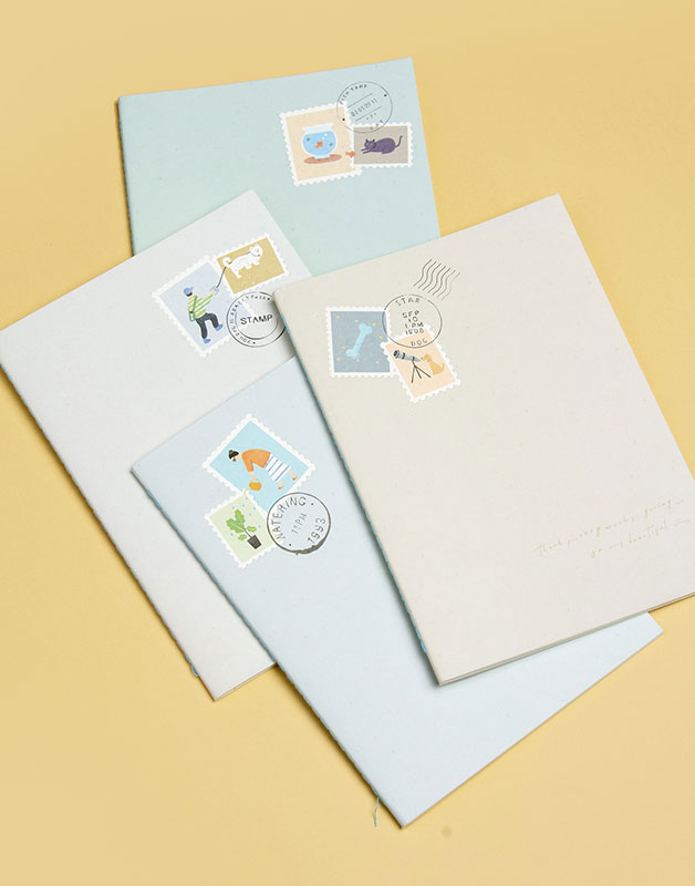 Vier frankierte Briefumschläge