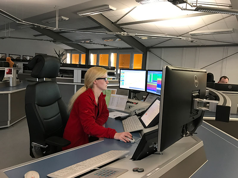 Mitarbeiterin am Computer in der integrierten Leitstelle
