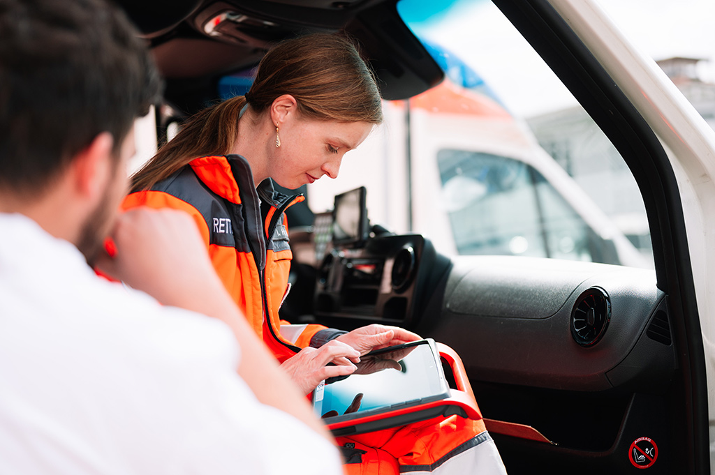 Sanitäterin mit Tablet im Rettungswagen