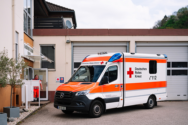 Rettungswagen vor dem Gebäude der Rettungswache Eberbach
