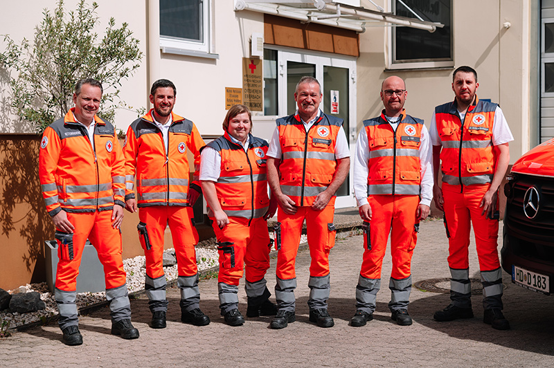 Rettungssanitäter vor dem Gebäude der Rettungswache Eberbach