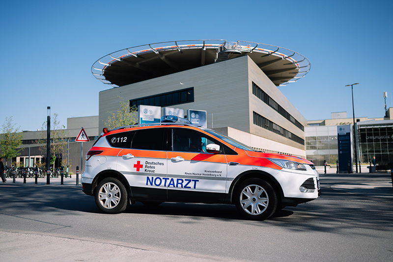 Notarzteinsatzfahrzeug vor einem Gebäude