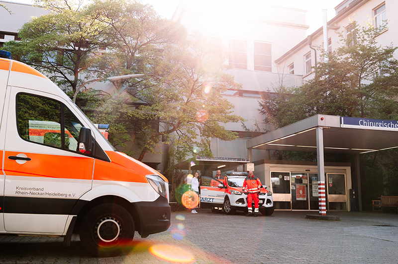 DRK-Fahrzeuge und DRK-Mitarbeiter auf dem Uni-Campus