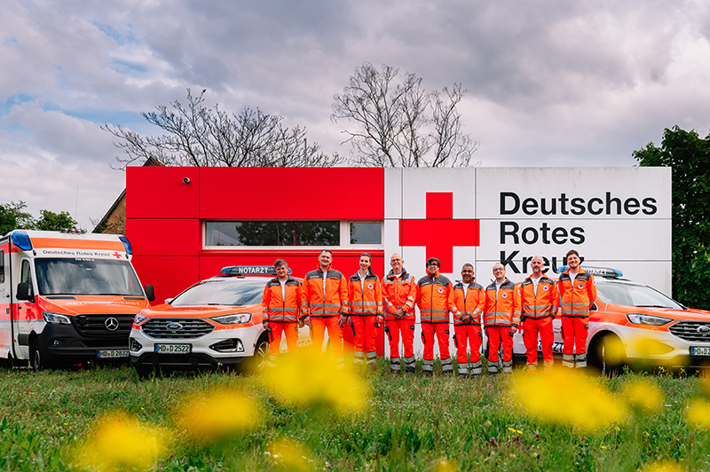 Team der Rettungswache Walldorf neben Rettungsfahrzeugen vor der Rettungswache