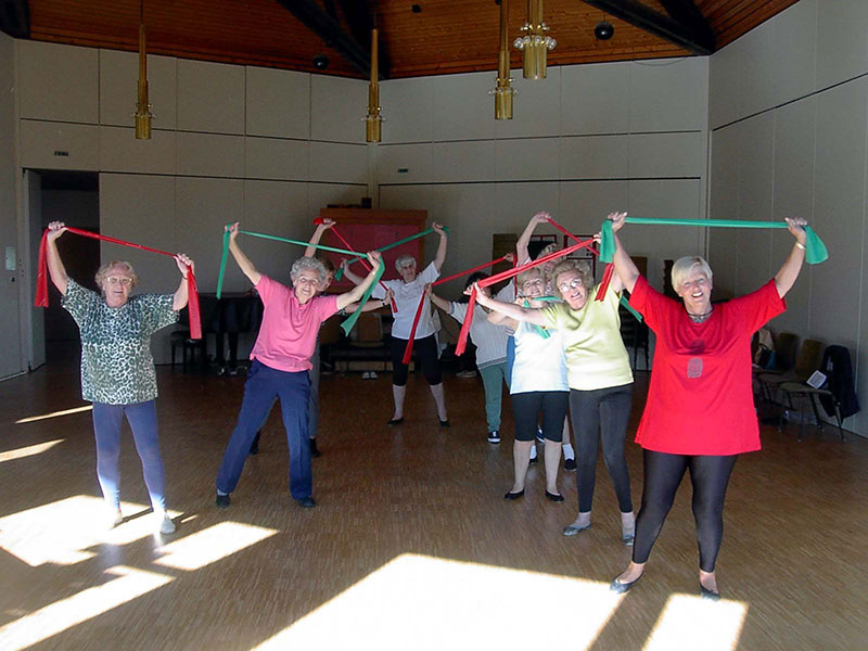 Seniorinnen bei der Gymnastik mit Bändern