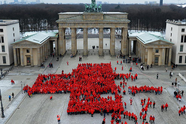 Rotes Kreuz aus Menschen vor dem Brandenburger Tor