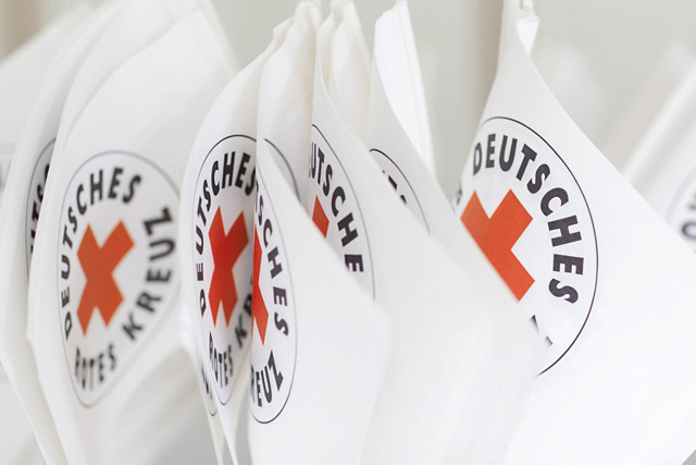 Mehrere Fahnen mit der DRK-Logo