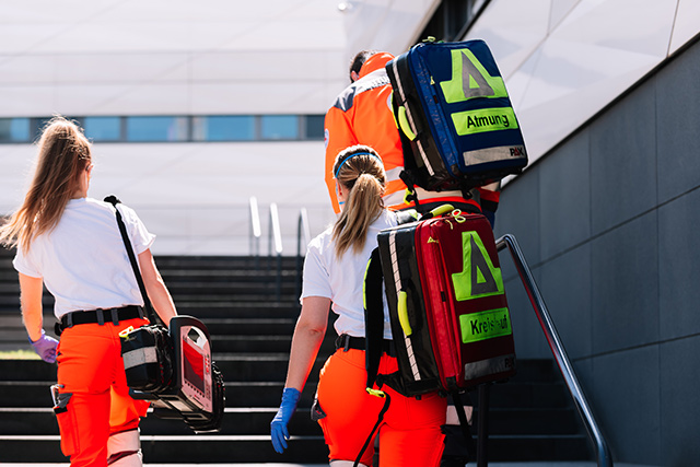 Rettung mit Rettungsfahrzeugen und Hubschrauber auf einer Straße