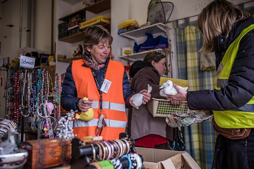 DRK-Mitarbeiterin und eine Kundin im Kleiderladen