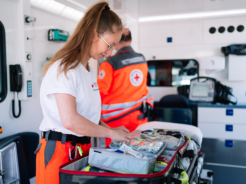 Junge Sanitäterin in einem Rettungswagen