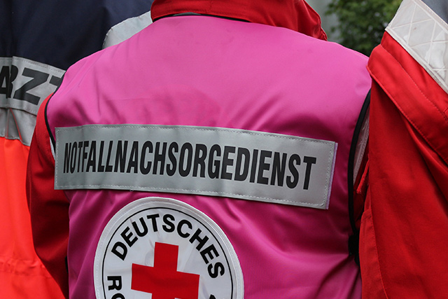 DRK-Mitarbeiter mit Weste Notfallnachsorgedienst