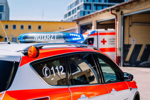 DRK-Rettungsfahrzeuge auf dem Parkplatz einer Rettungswache