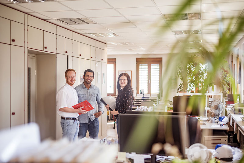 Drei Mitarbeiter im Büro